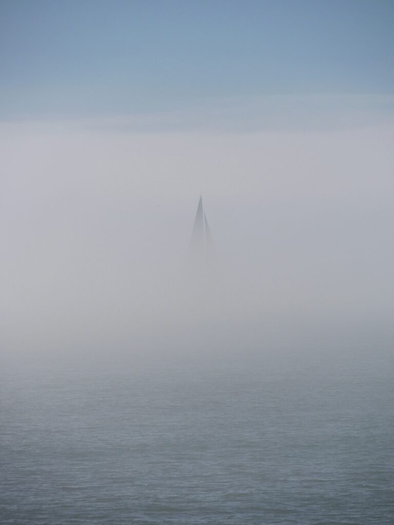 何が問題なのかわからない状態を深い霧の中で遠くに薄っすら見える灯台を見立てている。