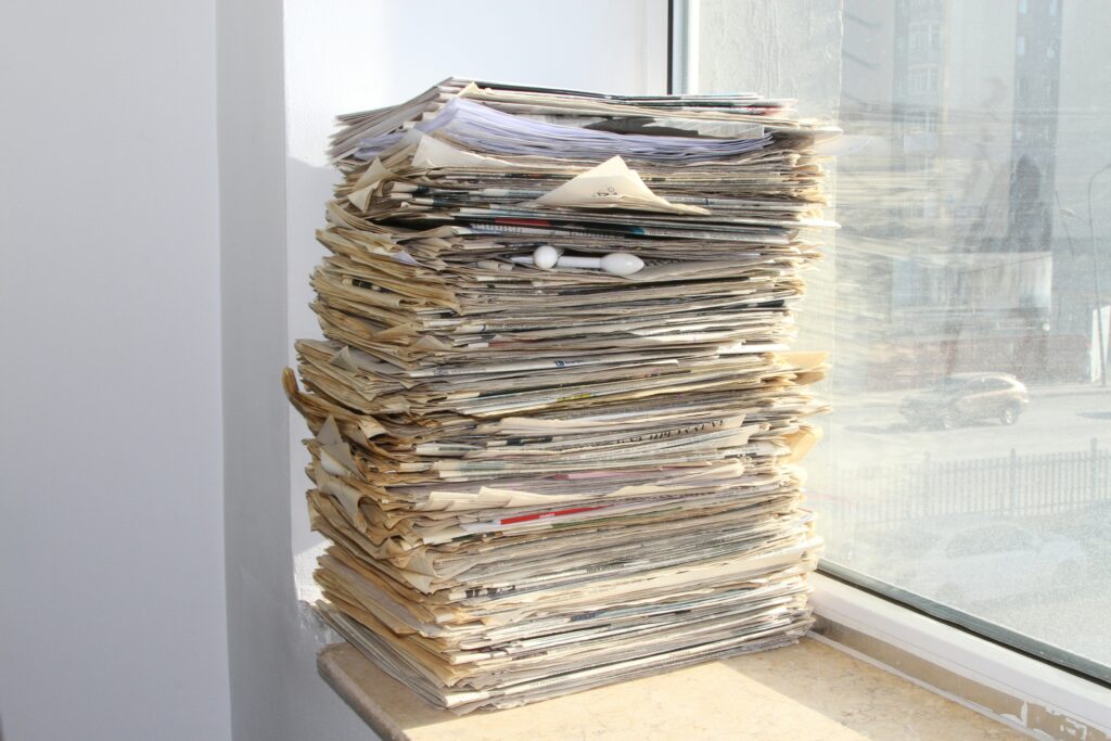 山積みになった書類が、いつしか埃をかぶったままになっている戦略書を表現しいる。