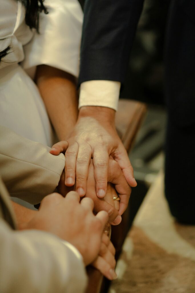 チームの欠けたピースを埋める、誰かの役に立つ、手を取り合うといった「貢献」と「繋がり」のイメージ。