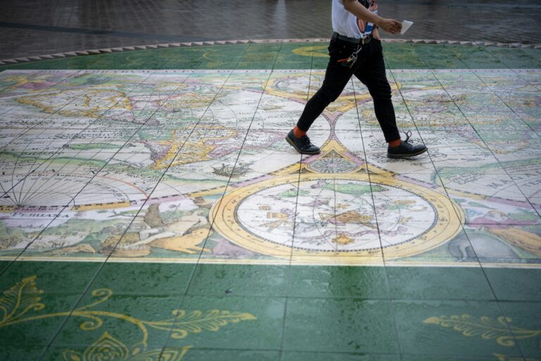 「ゴール（上流）」から「タスク（下流）」までが一本の道筋として繋がり、迷いなく進んでいくイメージ。または、あなたの「思考OS」という羅針盤。